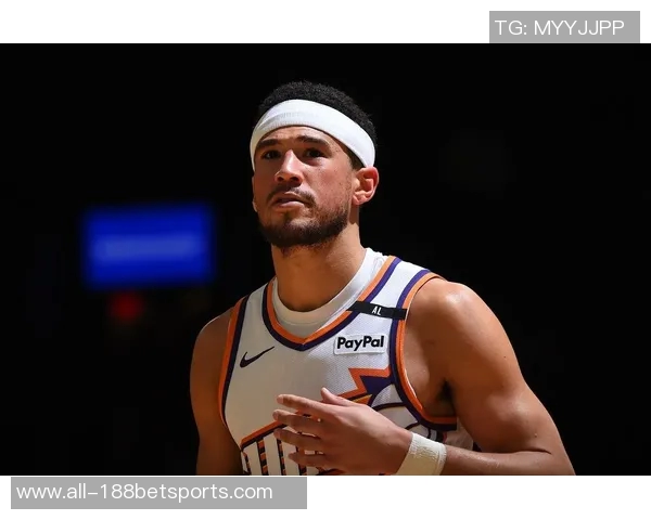 奥特称赞布克的坚韧精神是球队核心力量与领袖风范的完美体现